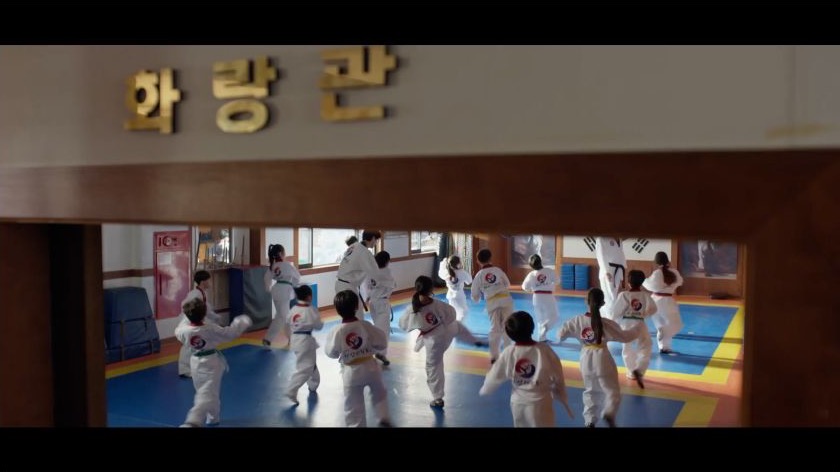 평범한 도장 안에서 여러 사람이 함께 훈련하는 SBS 공식 3·4회 요약 도입 장면