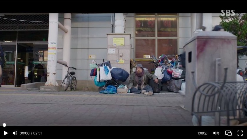 민지의 휴대전화 동선을 확인하기 위해 찾아간 노숙자의 SBS 공식 4회 클립 장면