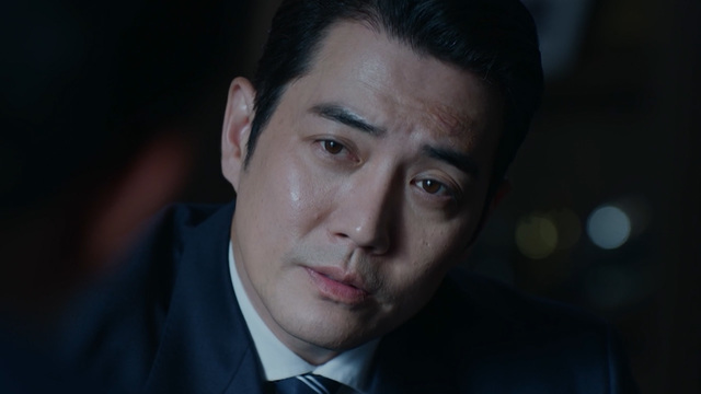 어두운 고문실 의자에 묶여 있는 김부장의 SBS 공식 장면